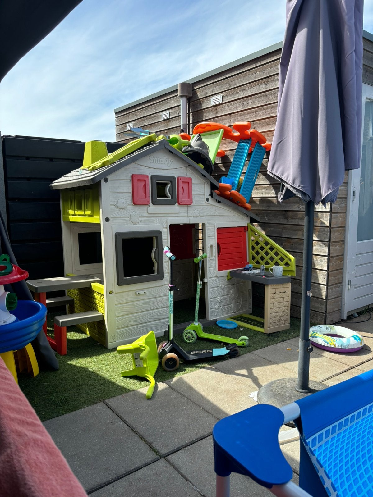 Smoby speelhuis met picknick tafel en buiten keuken, Kinderen en Baby's, Ophalen, Gebruikt, Kunststof