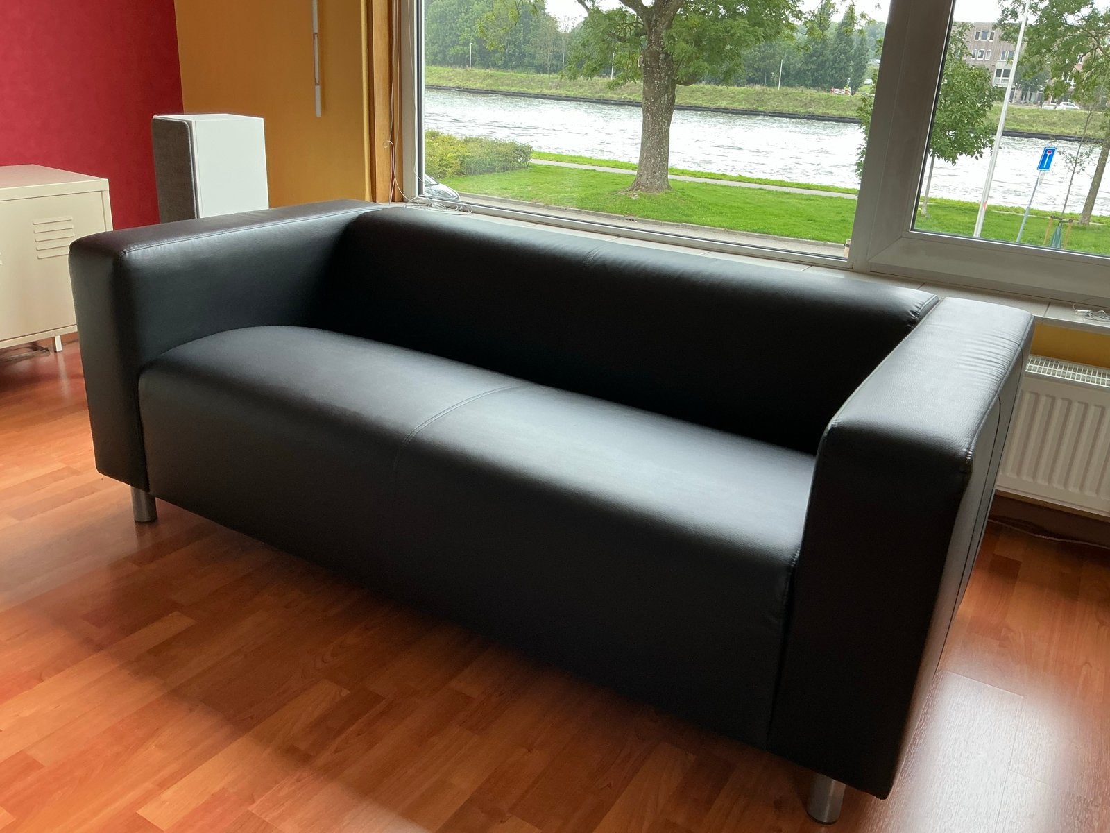 Klippan IKEA zwart kunstleer tweepersoonsbank, Huis en Inrichting, Ophalen, 150 tot 200 cm, Tweepersoons, Zo goed als nieuw