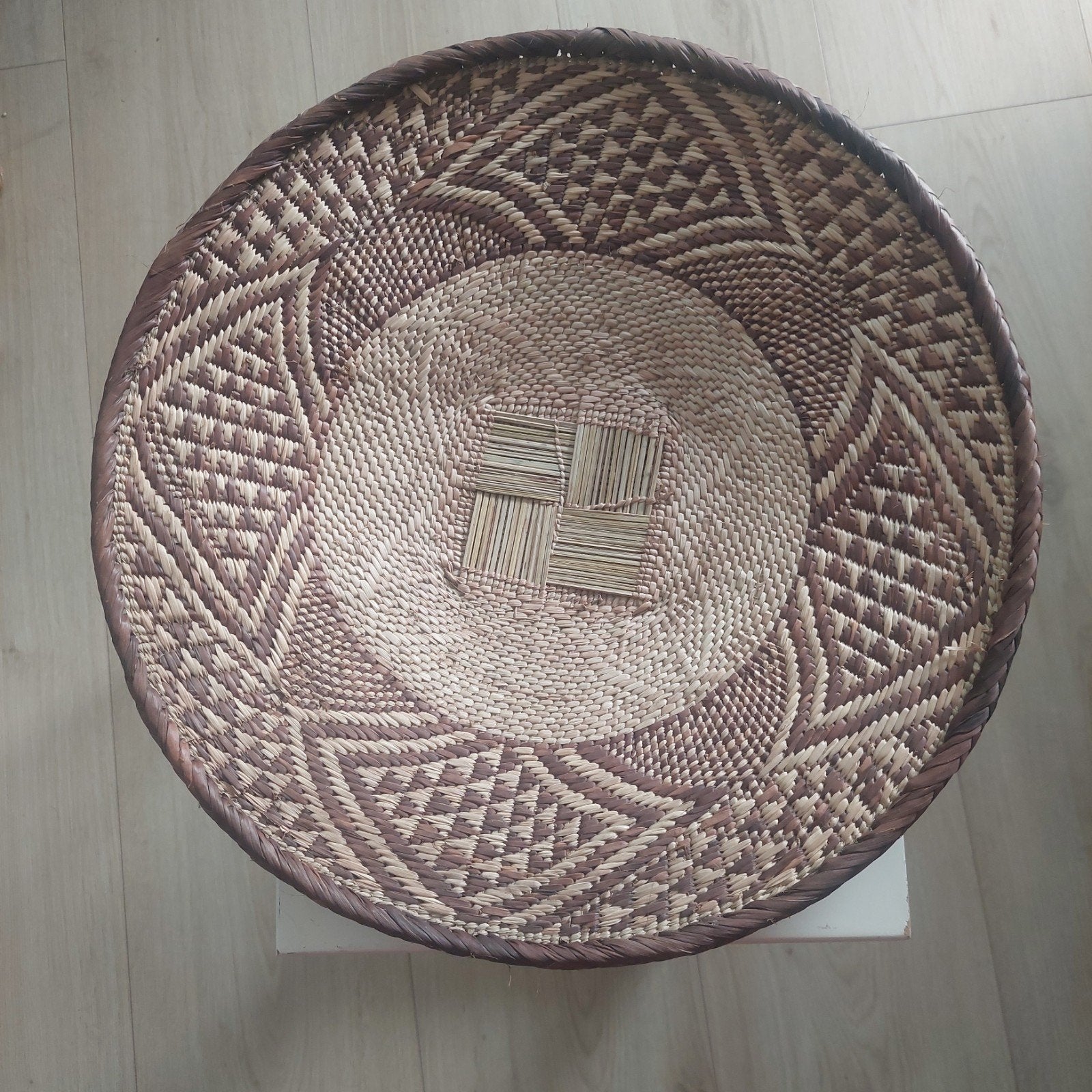 Decoratieve rieten schaal met etnisch patroon, Ophalen of Verzenden, Rond