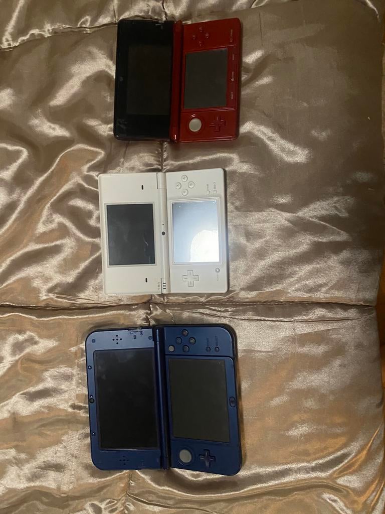 New 3ds xl, rode 3ds en een witte DSi met 55 spellen, Spelcomputers en Games, Ophalen of Verzenden, Zo goed als nieuw, DS Lite