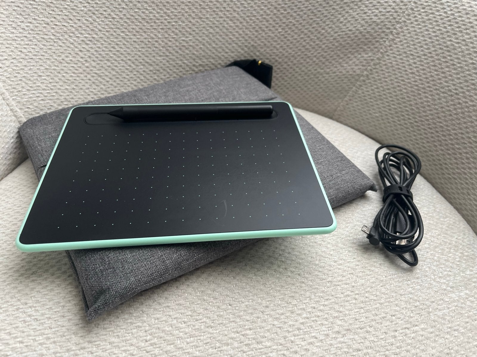 Wacom Intuos tekentablet met pen en hoes, Computers en Software, Tekentablets, Ophalen of Verzenden, Zo goed als nieuw, Bedraad