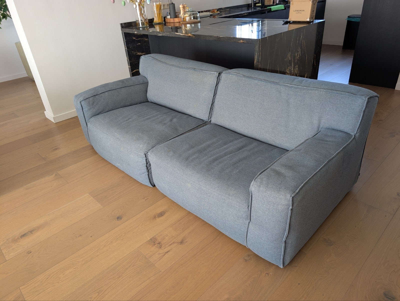 Comfortabele 2-zitsbank, lichtblauw stof, Ophalen, Gebruikt, Modern, Strak, 150 tot 200 cm