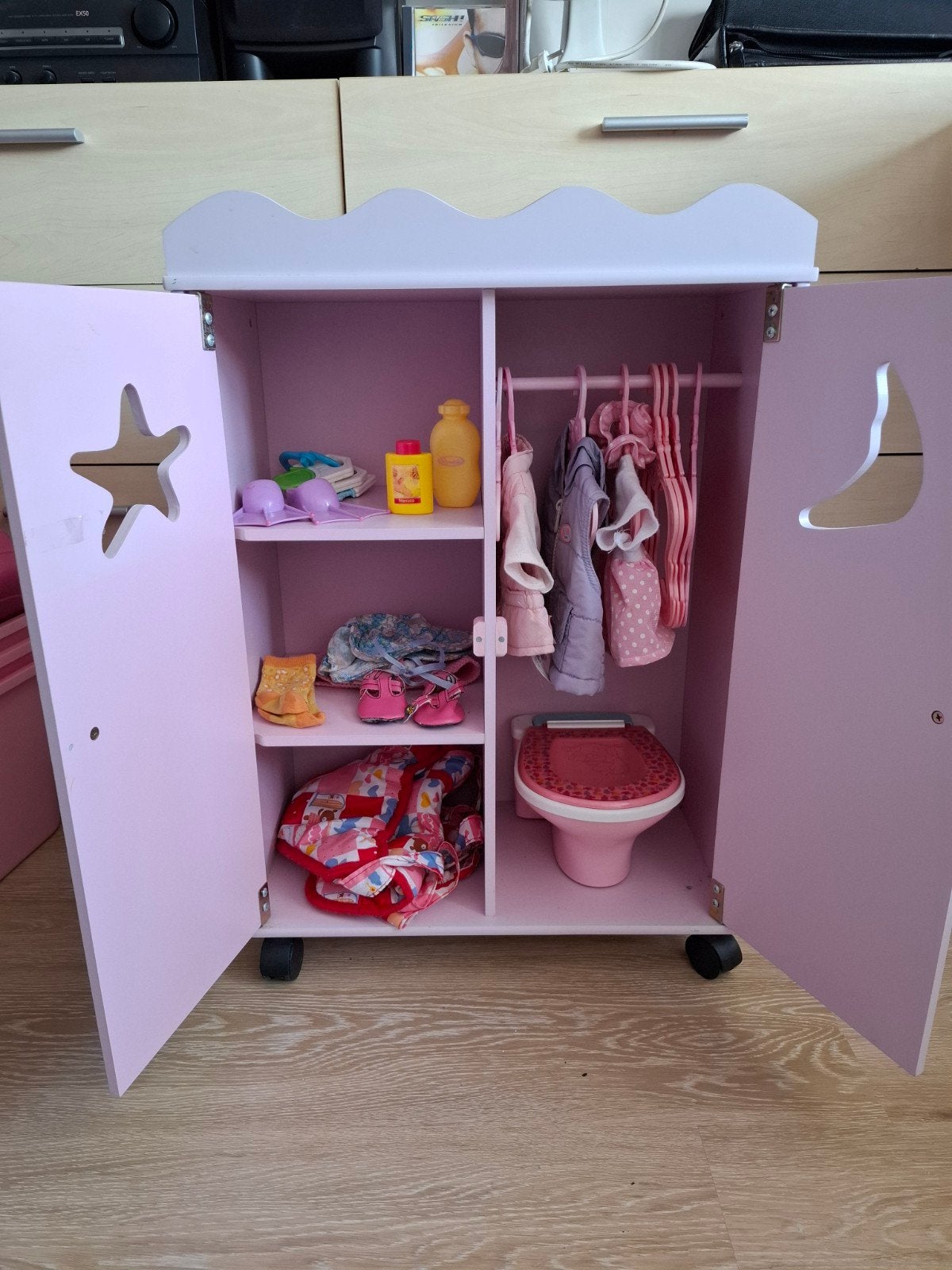 Poppenkleding kastje met kleding en accessoires, Ophalen, Gebruikt, Babypop