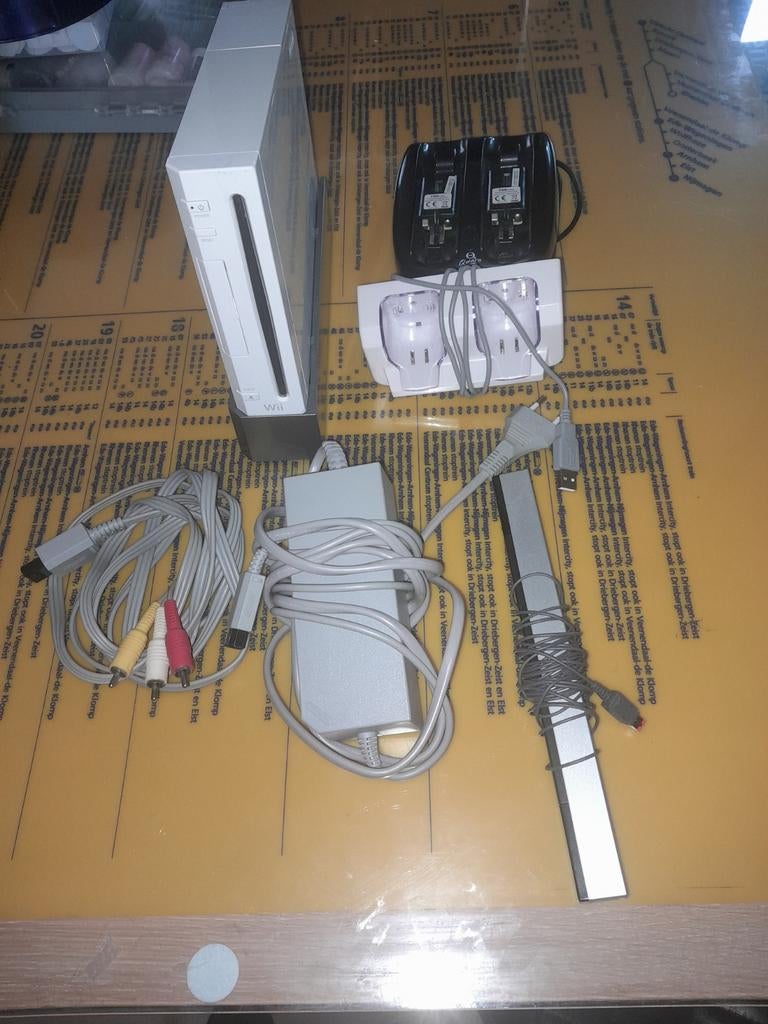 Originele Wii console met toebehoren (zonder controllers), Ophalen of Verzenden