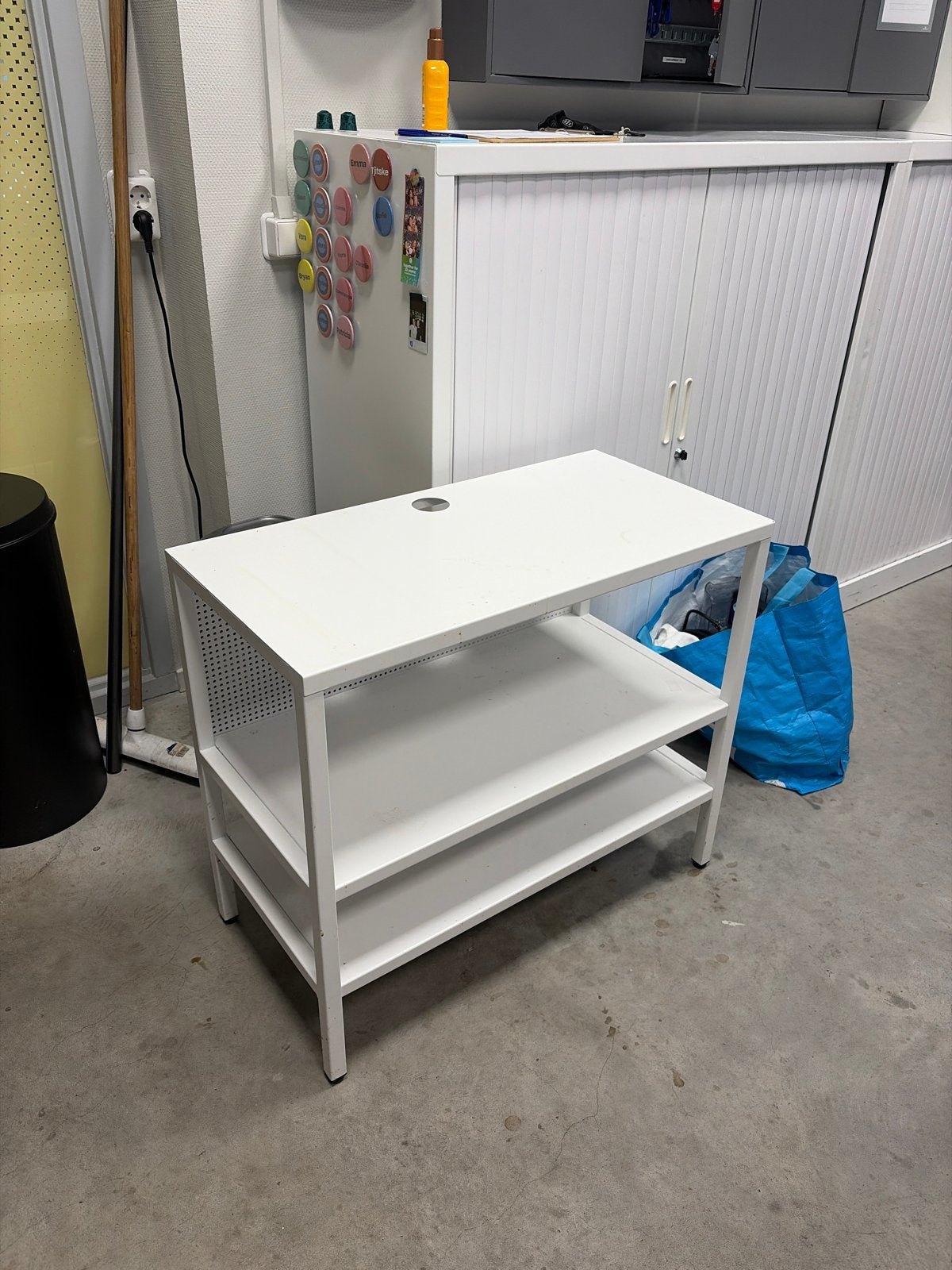 Gratis af te halen: Witte tv-kast met 2 planken, Huis en Inrichting, Kasten | Televisiemeubels, Ophalen, Gebruikt, 50 tot 100 cm