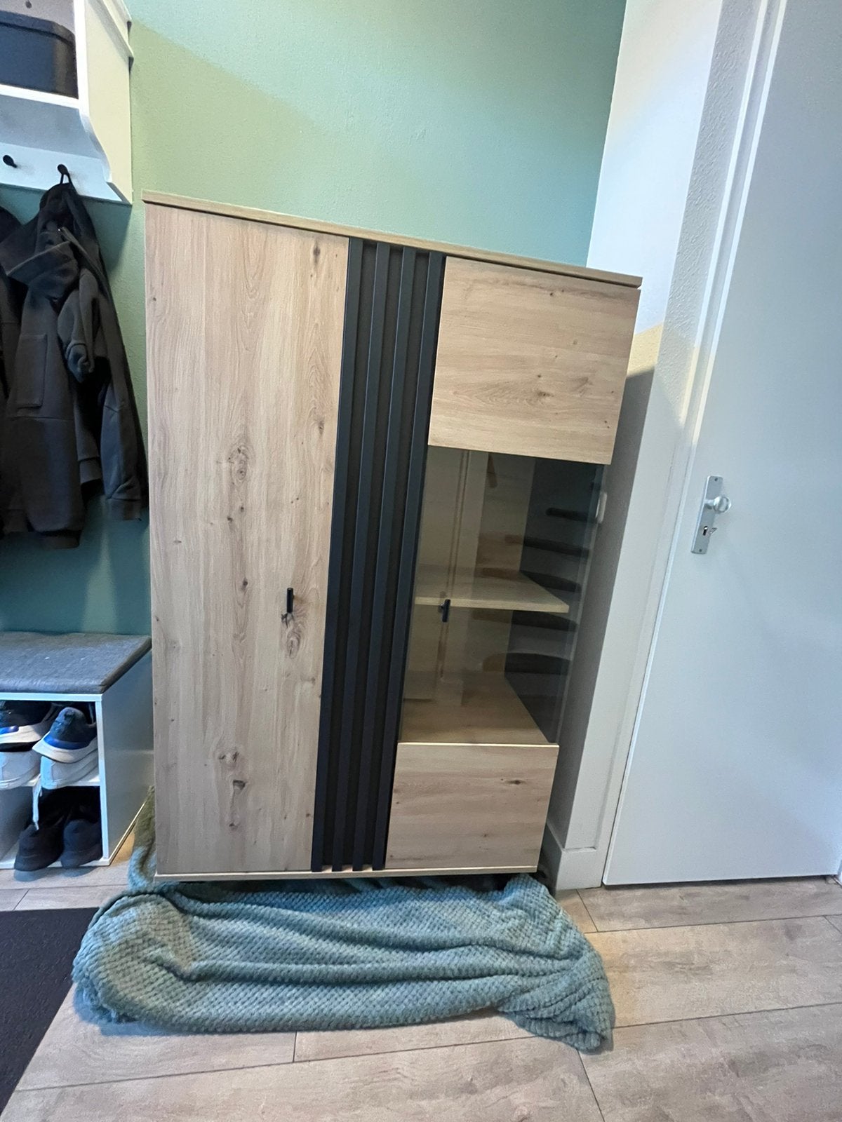 Mooie MEUBELLA vitrinekast Marcos-Eiken/Antraciet-Nieuwstaat, Ophalen, Zo goed als nieuw, Minder dan 150 cm, 150 tot 200 cm
