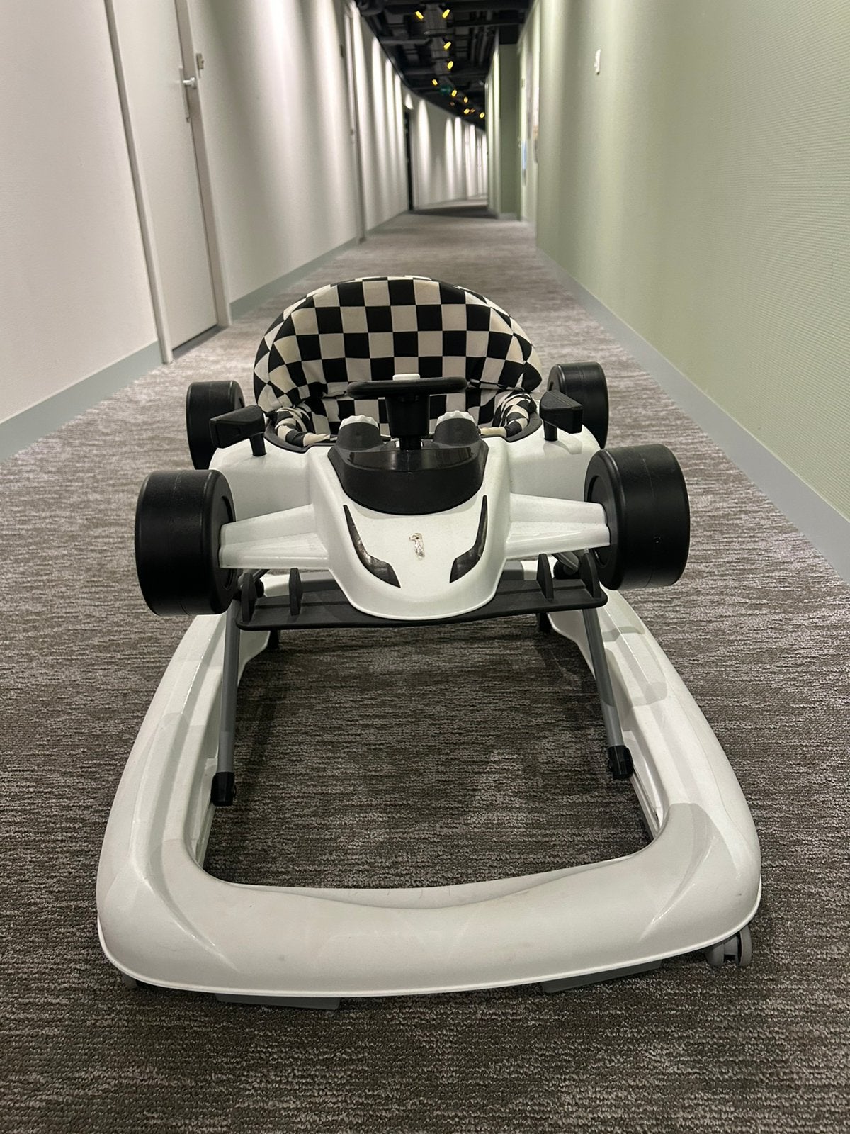 Witte loopauto/walker – stoer raceauto model, Kinderen en Baby's, Ophalen, Zo goed als nieuw