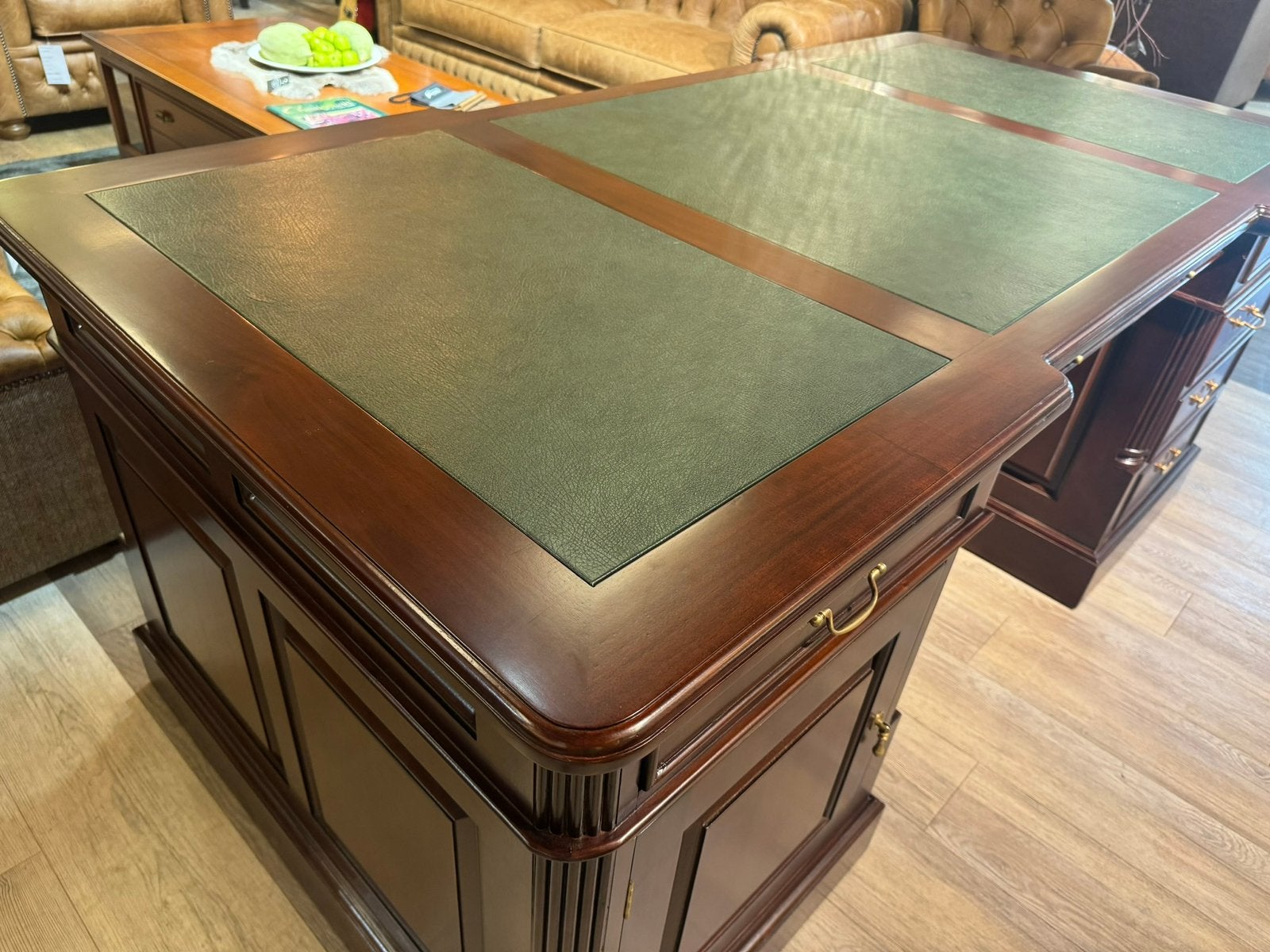 Foto 7 van KLASSIEK XXL ENGELSE CHESTERFIELD BUREAU MAHONIEHOUT 200 CM
