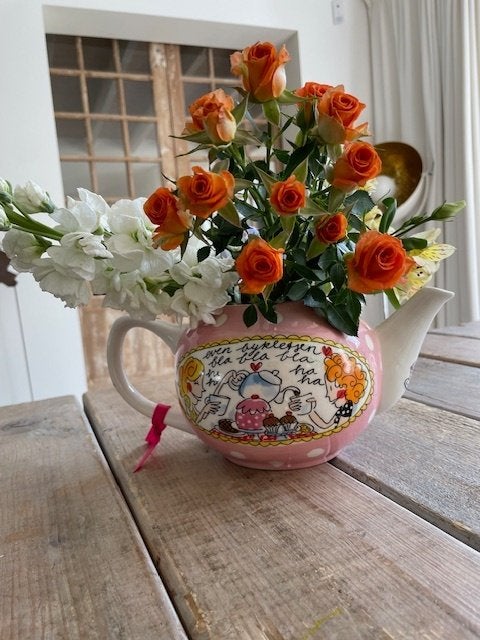 Rose theepot Blond & Blond. Even bijkletsen. Zonder deksel., Ophalen, Rond, Aardewerk, Minder dan 40 cm