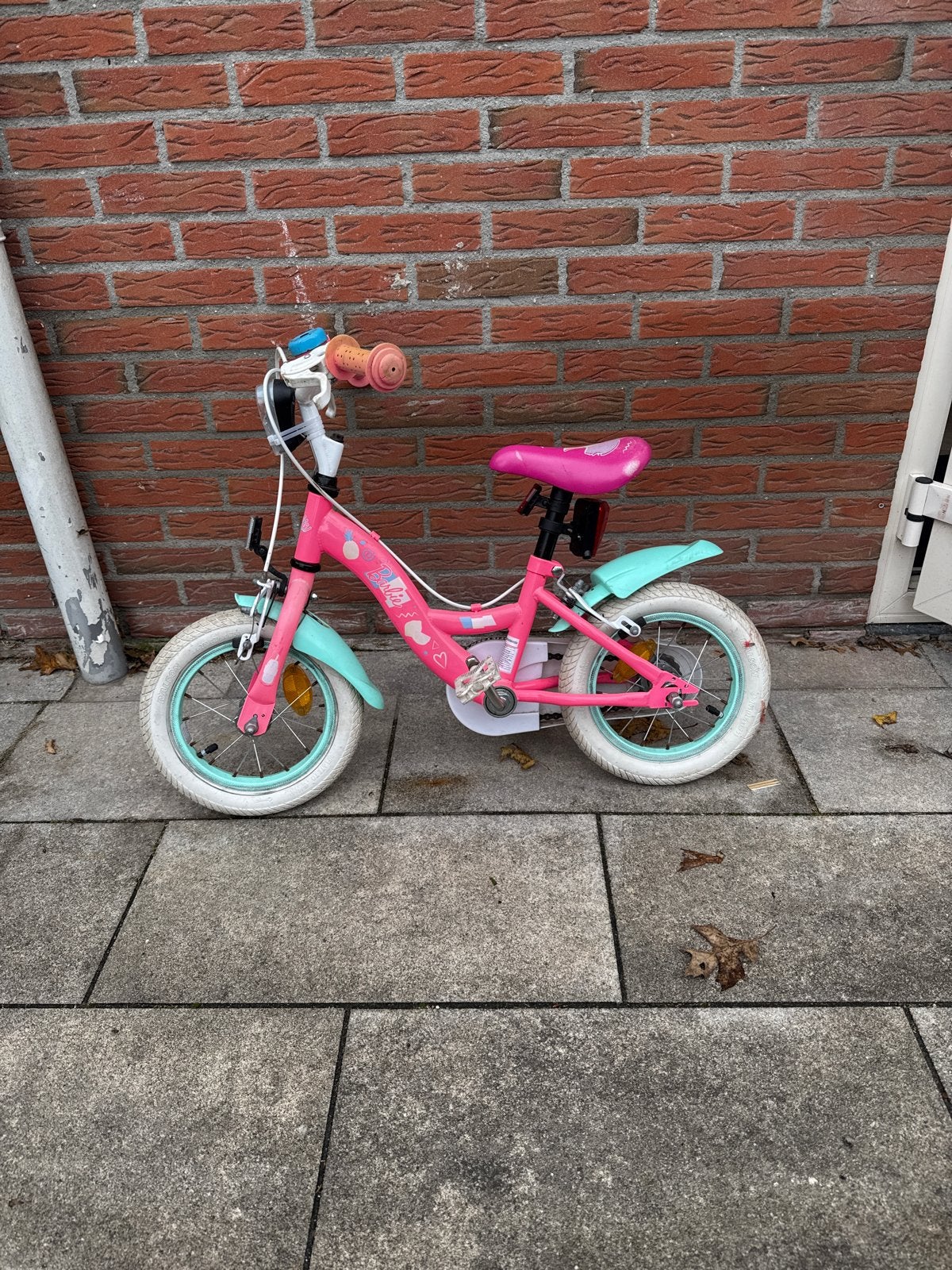Roze 12 inch meisjesfiets met zijwieltjes, Fietsen en Brommers, Ophalen of Verzenden, Gebruikt, Minder dan 16 inch, Zijwieltjes