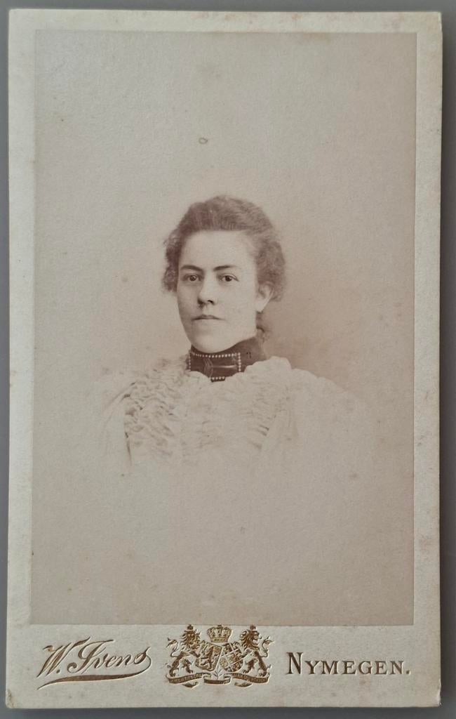 228 cdv jonge vrouw Nymegen fotograaf Wilhelm Ivens, Ophalen of Verzenden, Voor 1940, Gebruikt