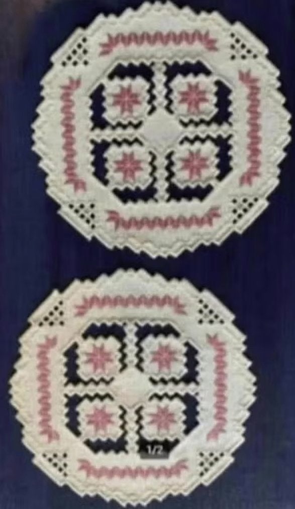 2 handgemaakte hardanger kleedjes; beige met dieproze kleur, Huis en Inrichting, Ophalen of Verzenden, Zo goed als nieuw, Rond