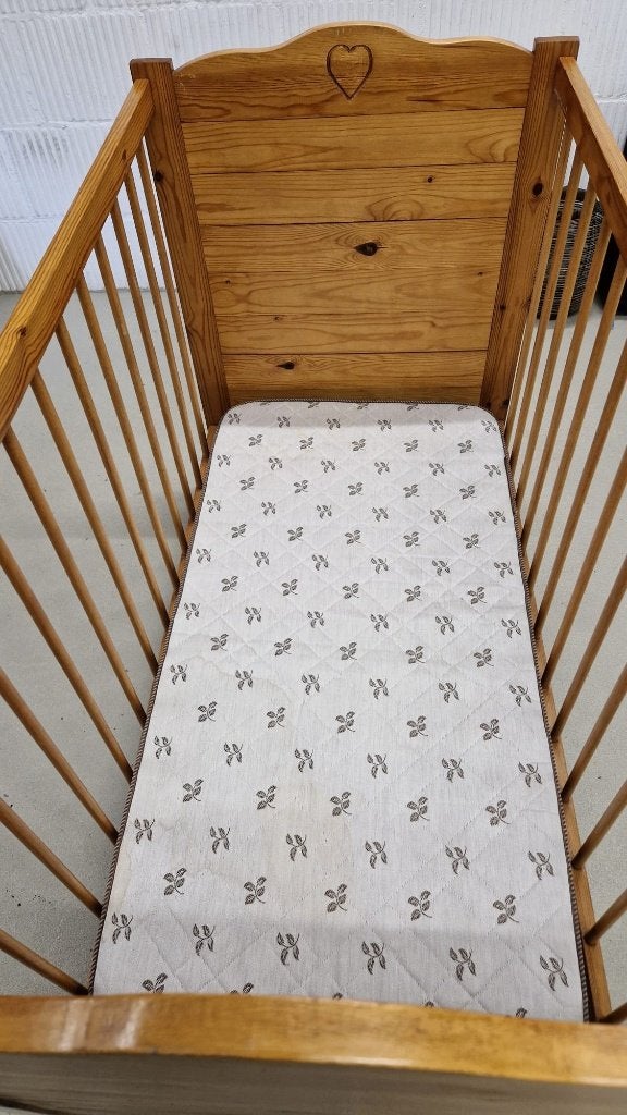 Houten babybedje compleet met matras, laken en dekbedje, Ophalen, Gebruikt, 70 tot 85 cm, Minder dan 140 cm