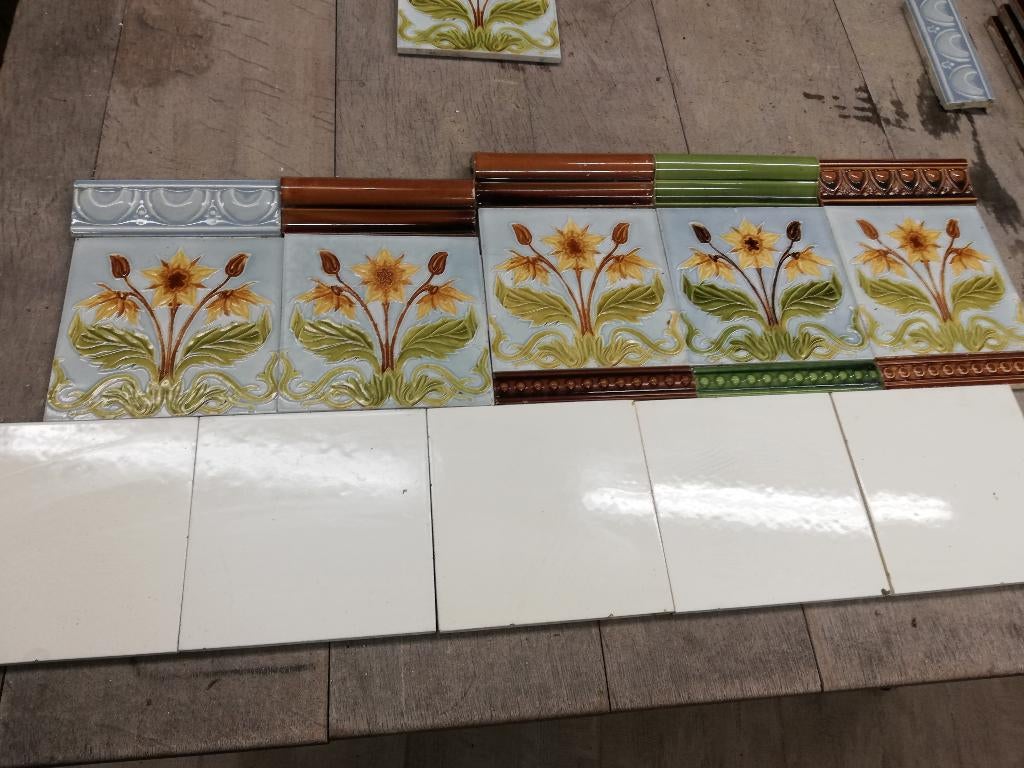 60 art nouveau cremewitte wandtegels met bloem in relief, Ophalen