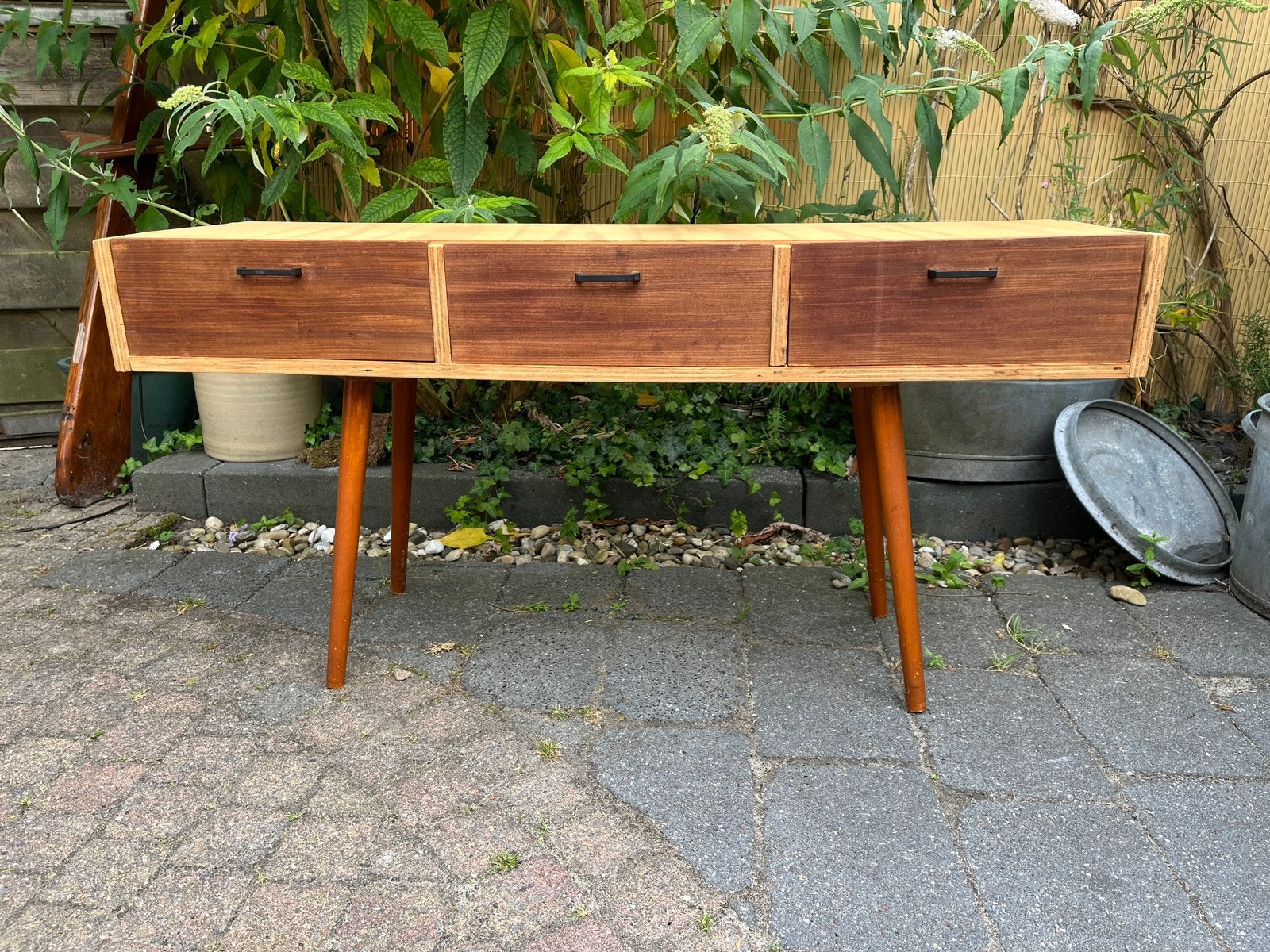 Leuk tv tafeltje/sidetable met vintage laatjes en pootjes., Ophalen, Gebruikt, 100 tot 150 cm, Vintage