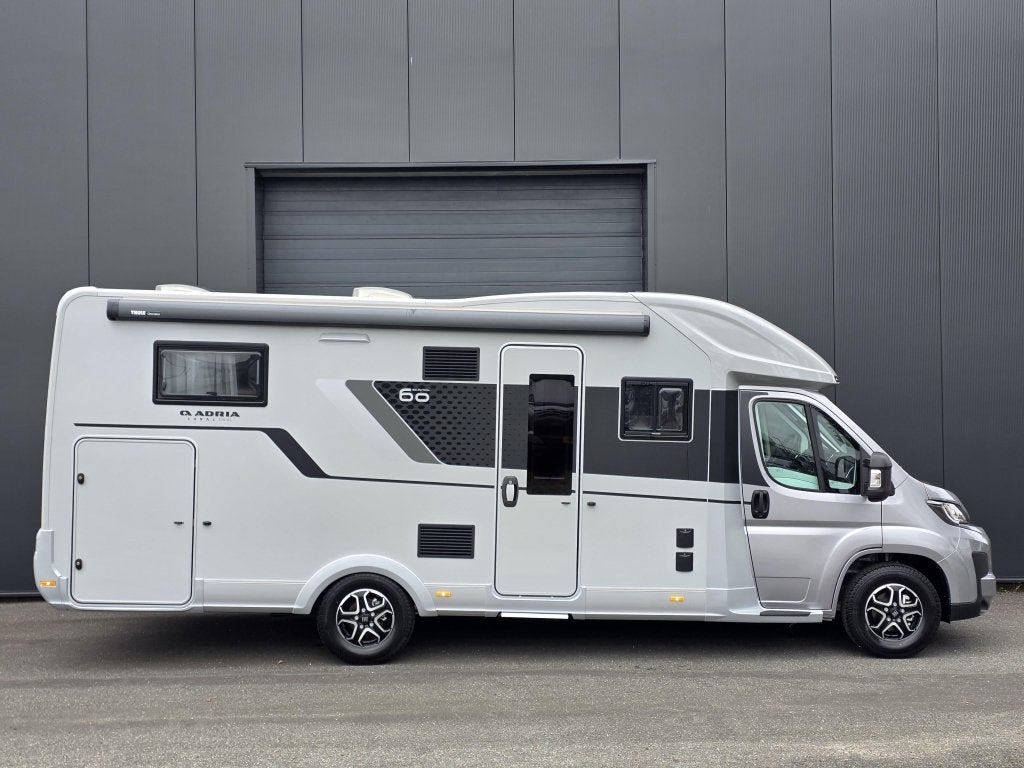 Adria Coral 670 DL 60 Years, Caravans en Kamperen, Automaat, Ringverwarming, Fiat, 7 tot 8 meter