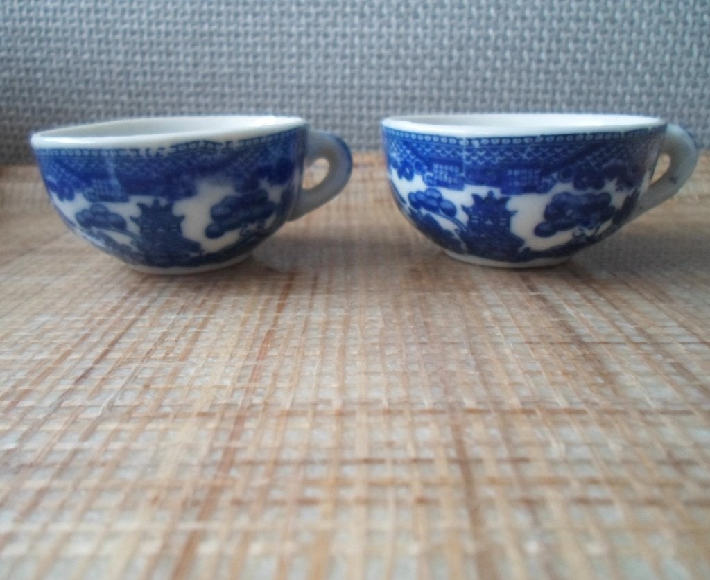 2 oude Blue Willow kopjes. Jaren '50. Kinderserviesje., Verzamelen, Ophalen of Verzenden, Zo goed als nieuw