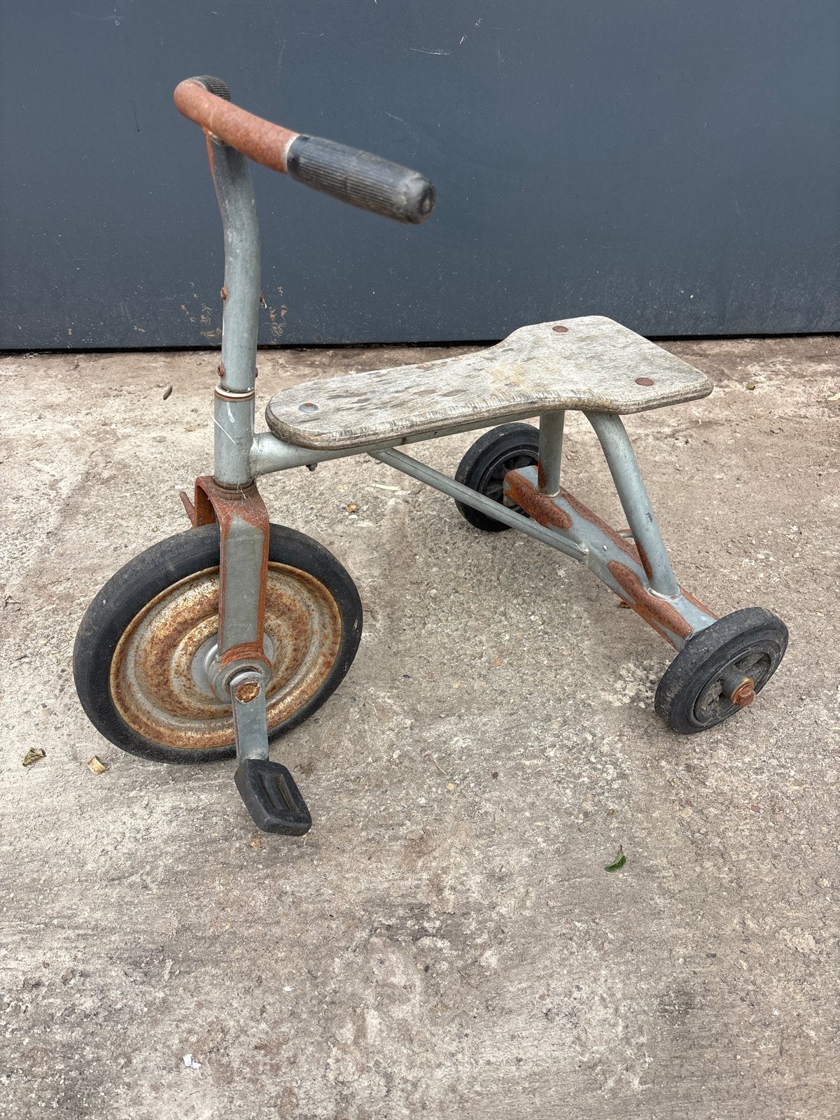 Vintage metalen driewieler fiets schoolfietsje antiek, Fietsen en Brommers, Fietsen | Driewielers, Ophalen of Verzenden, Gebruikt