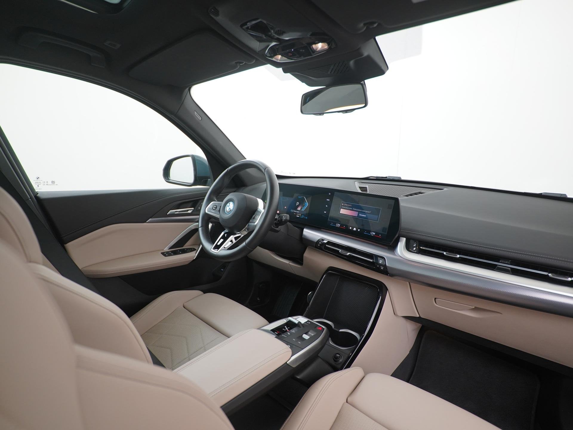 BMW X1 xDrive25e M Sport Shadow | Panoramadak | Oyster Leder, Auto's, Gebruikt, Euro 6, 105 min, Vierwielaandrijving