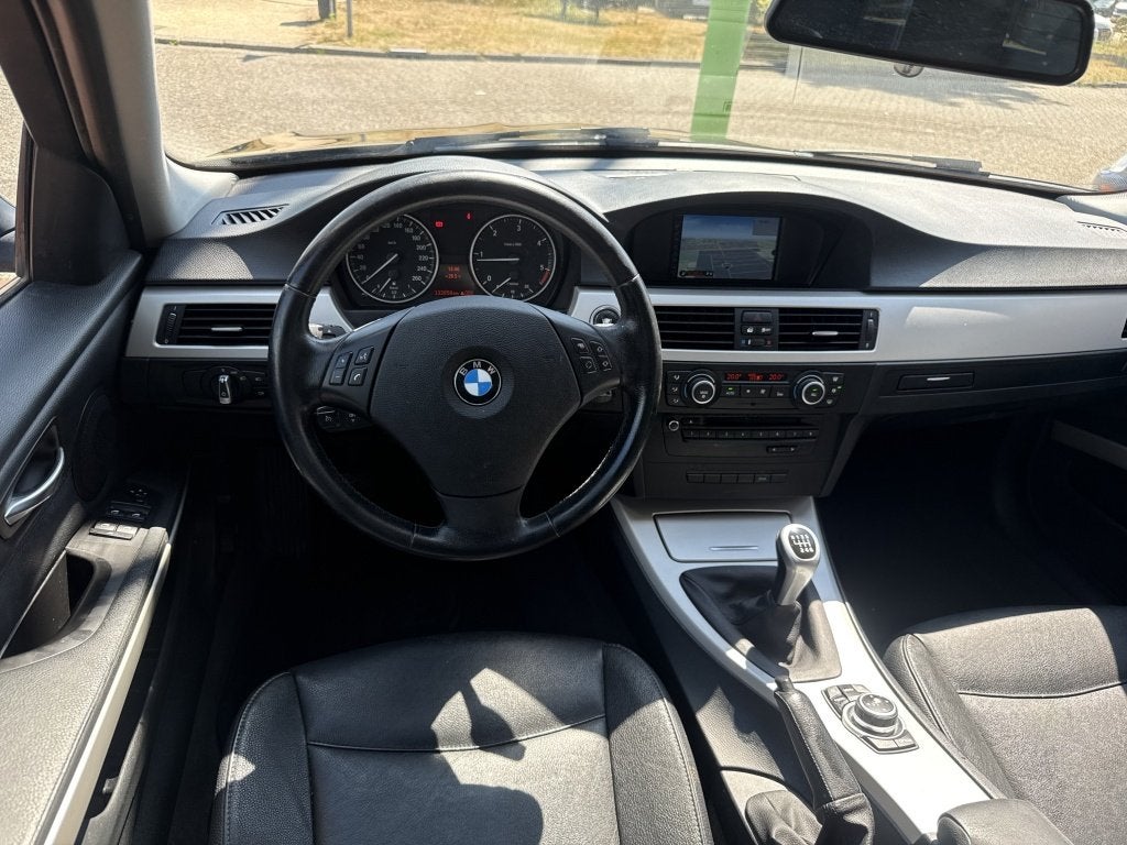BMW 3 Serie Touring 320d leer navi airco cruise control, Auto's, BMW, Euro 5, Zwart, 4 cilinders, 168 €/maand
