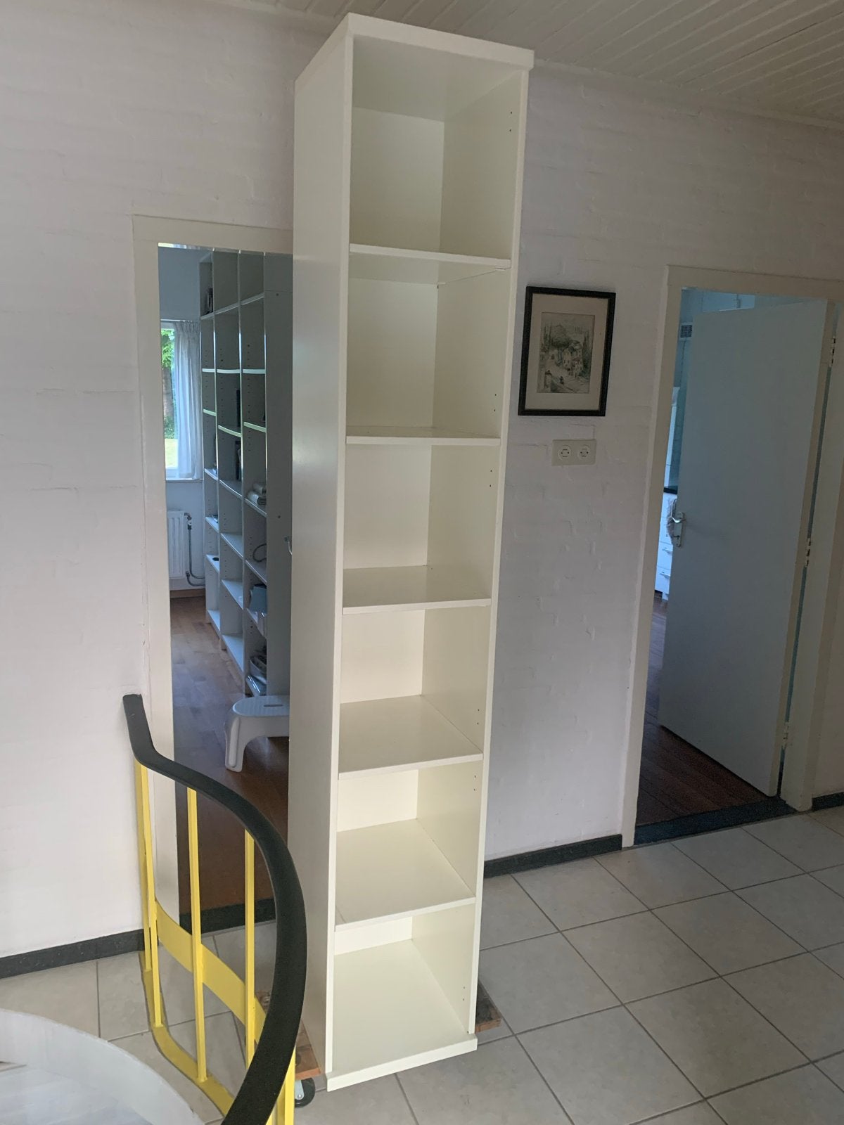 Hoge witte smalle kast met planken, Huis en Inrichting, Ophalen, Met plank(en), Minder dan 50 cm, Gebruikt