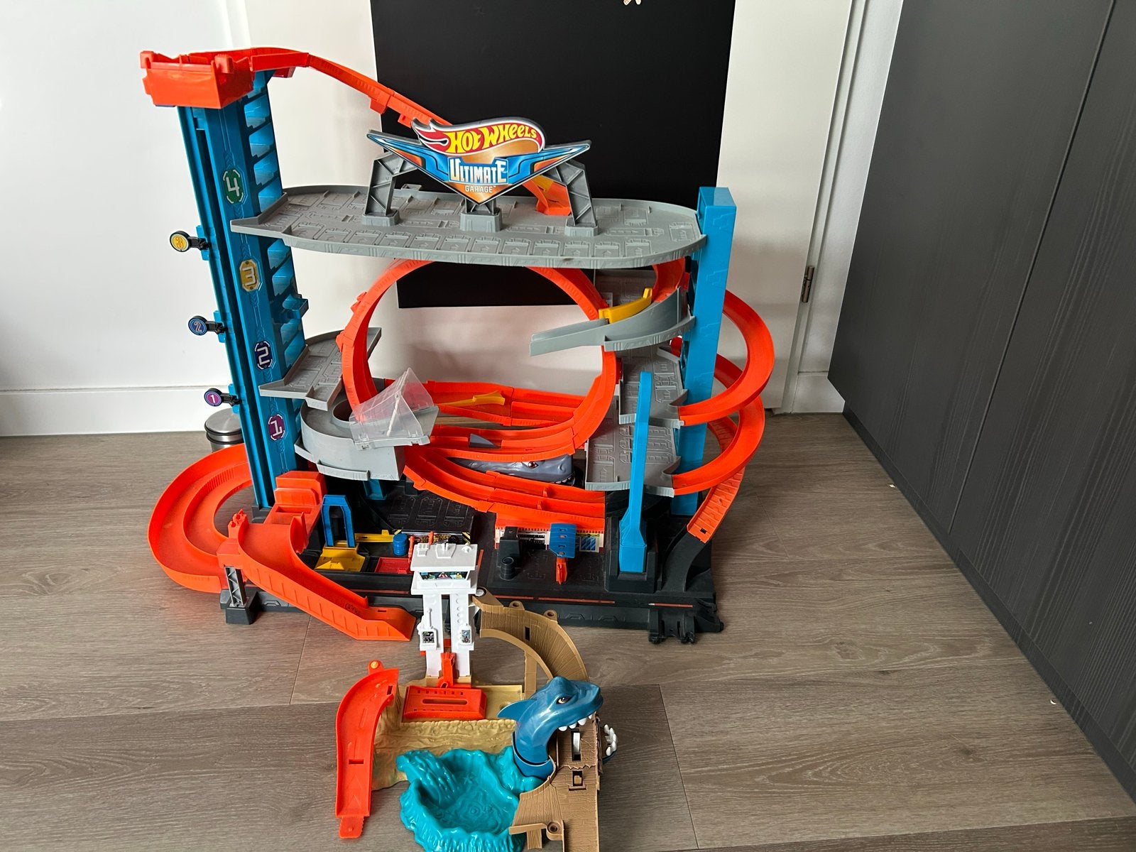 Hot Wheels Ultimate Garage met haai en extra baan, Kinderen en Baby's, Ophalen, Gebruikt, Jongen of Meisje