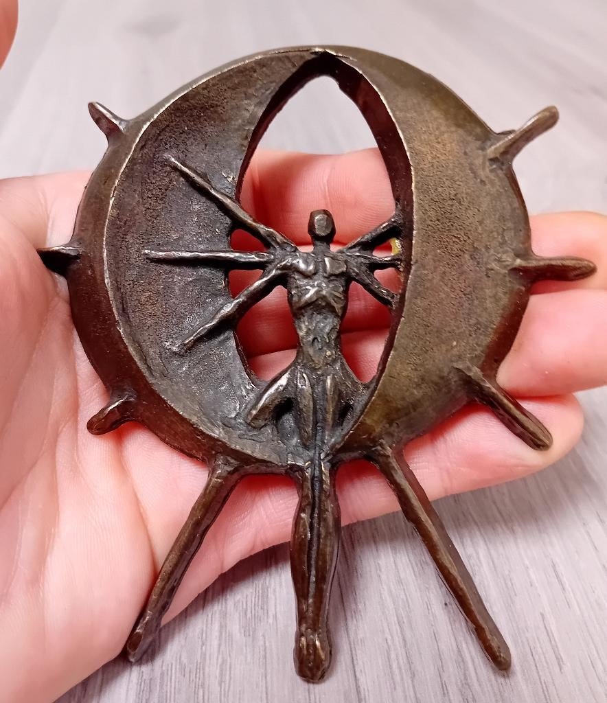 Bronzen beeld man in cirkel, Ophalen of Verzenden