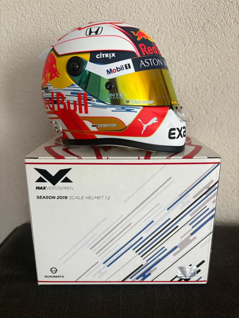 Max Verstappen Schaalhelm 1:2 Seizoen 2019, Verzamelen, Automerken, Motoren en Formule 1, Ophalen of Verzenden, Zo goed als nieuw