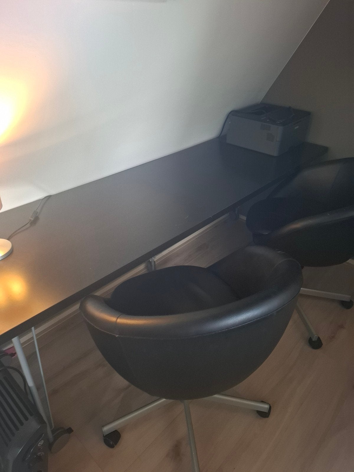 Zwart bureau met twee comfortable bureaustoelen, Ophalen, Zwart, Gebruikt, Spaanplaat of MDF