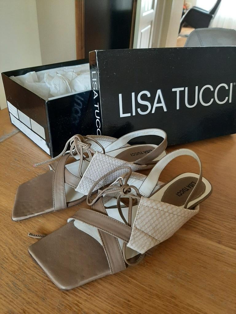 Nieuwe leren sandalen van Lisa Tucci. Maat 37., Kleding | Dames, Schoenen, Ophalen of Verzenden, Nieuw, Beige, Sandalen of Muiltjes