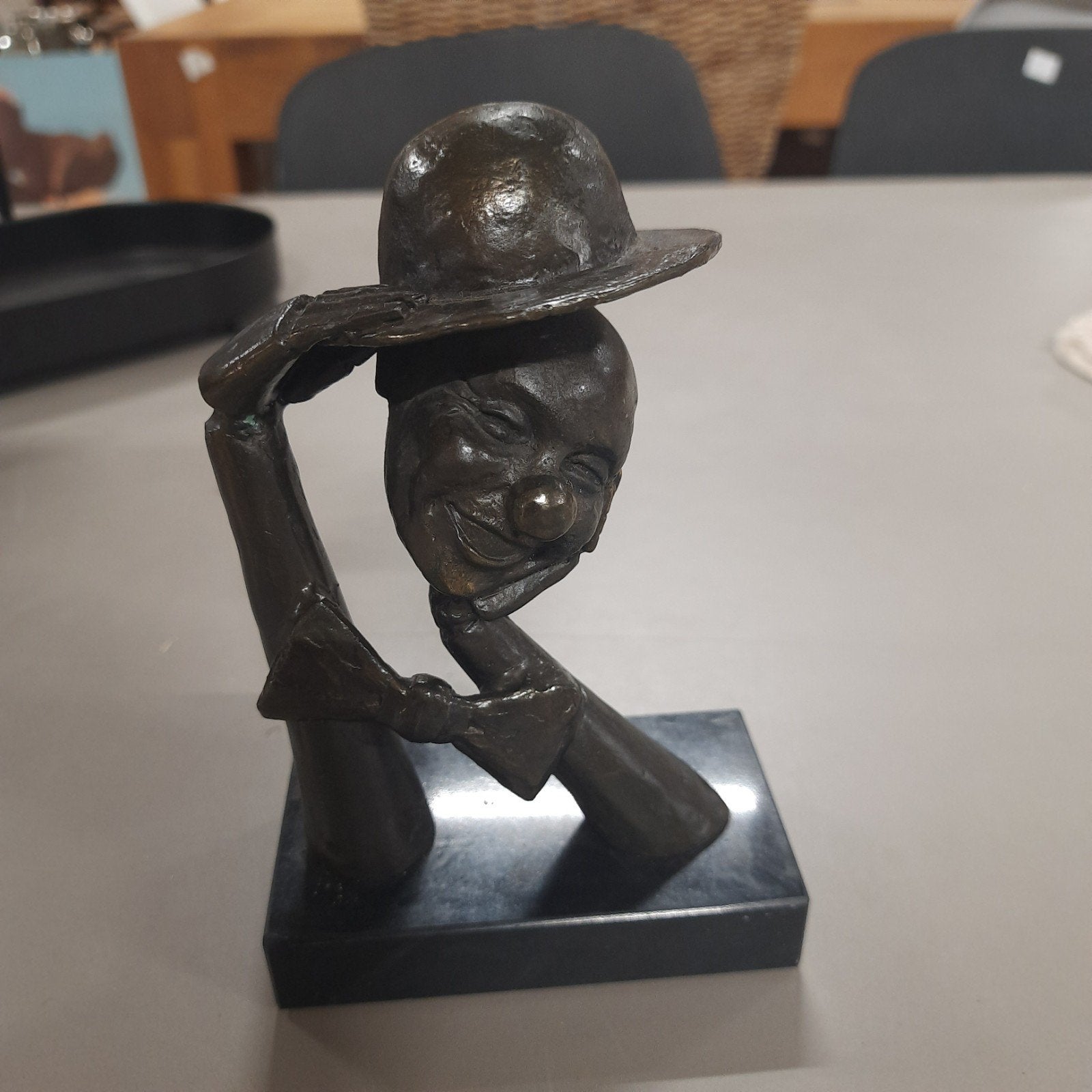 Bronzen beeldje lachende clown met hoed op sokkel, Overige onderwerpen, Minder dan 20 cm, Gepatineerd, Ophalen of Verzenden