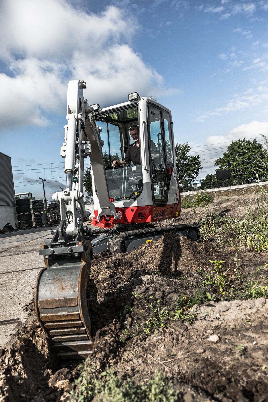 Te huur 1,8 t minigraver minikraan, met levering op locatie