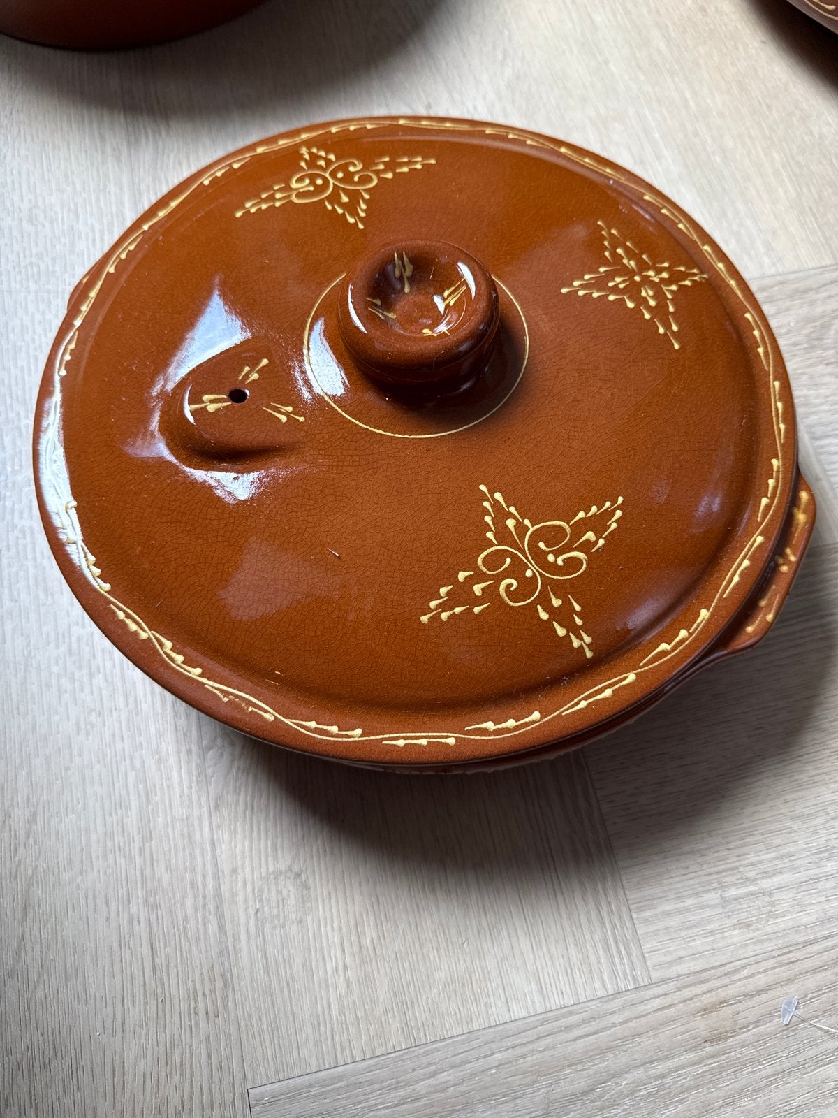 Nieuwe Tajine - Ongebruikt met prachtig design, Huis en Inrichting, Keuken | Potten en Pannen, Ophalen, Met deksel, Tajine, Nieuw