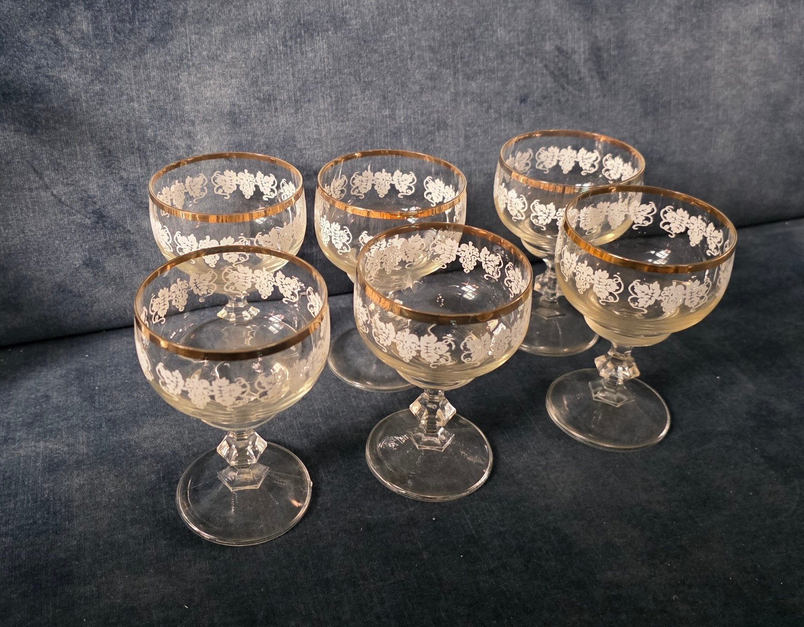 Set van 6 vintage wijnglazen met gouden rand en decor, Antiek en Kunst, Antiek | Glas en Kristal, Ophalen