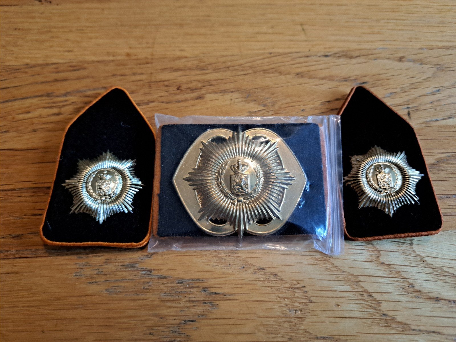 Set emblemen van Heutsz baret en kraagspiegels, Ophalen of Verzenden, Landmacht, Nederland, Embleem of Badge