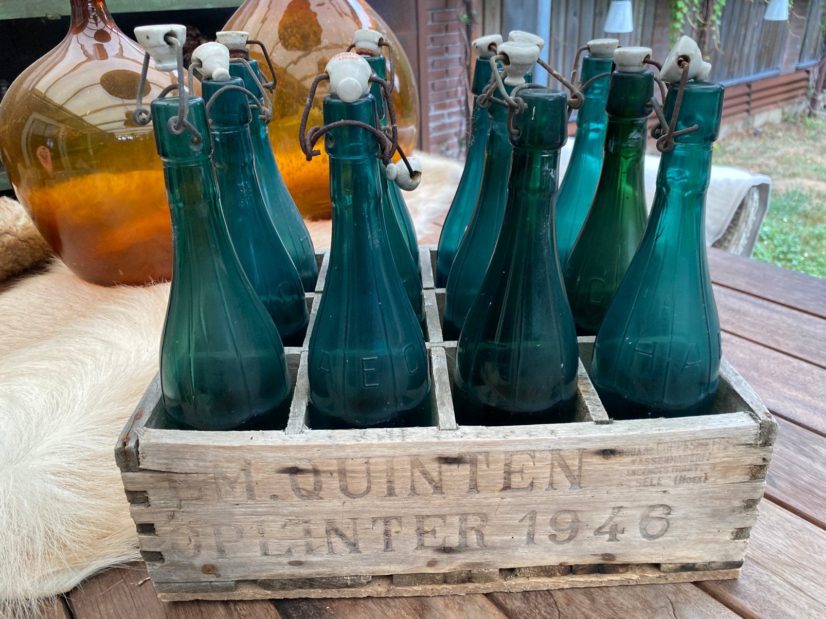 Kratje met oude mooie flessen vintage antiek, Ophalen