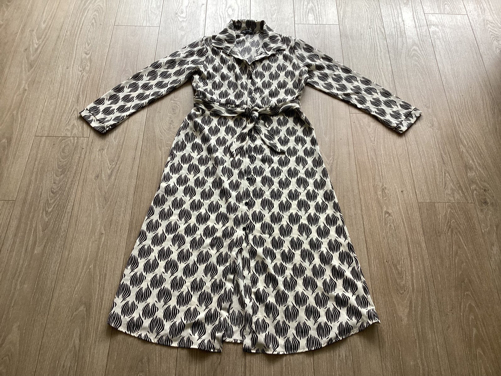 Lange zomerjurk wit met zwart knopen S/ M Musthaves by Elja, Wit, Ophalen of Verzenden, Zo goed als nieuw, Maat 36 (S)