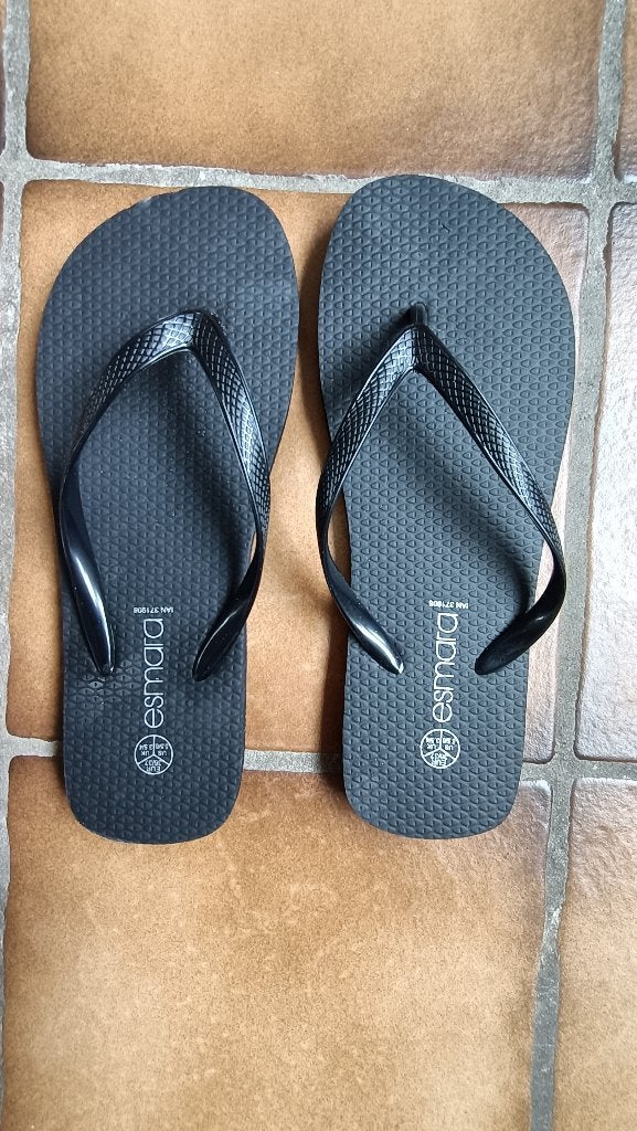 Teenslippers zwart, van Esmara. Maat 36/37. Nieuw., Kleding | Dames, Schoenen, Ophalen of Verzenden, Nieuw, Zwart