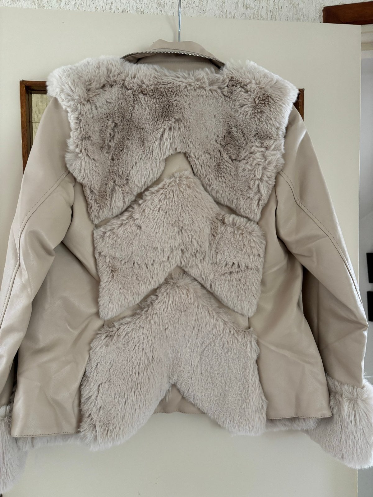 Nep lederen jas met bontdetails, Ophalen, Nieuw, Maat 42/44 (L), Beige