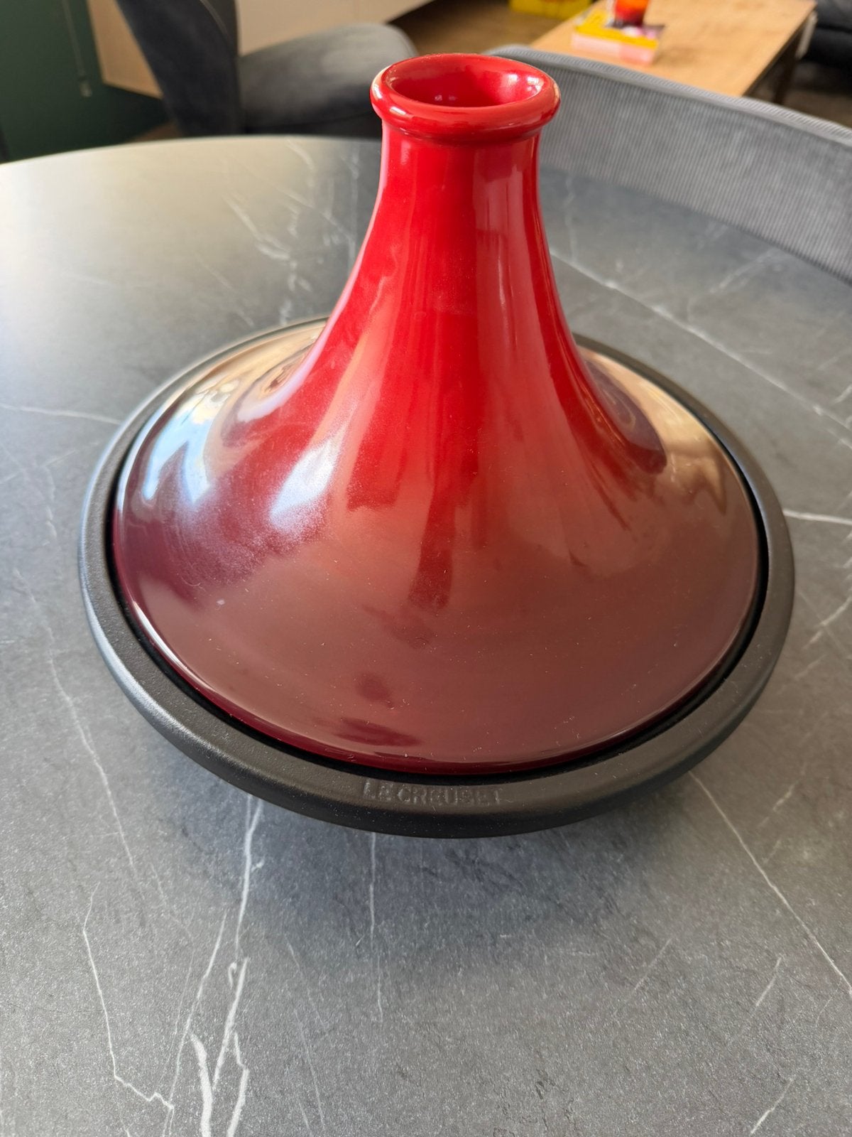Le Creuset Tajine - vuurrood - 31 cm, Ophalen of Verzenden, Zo goed als nieuw, Gietijzer, Koekenpan of Braadpan
