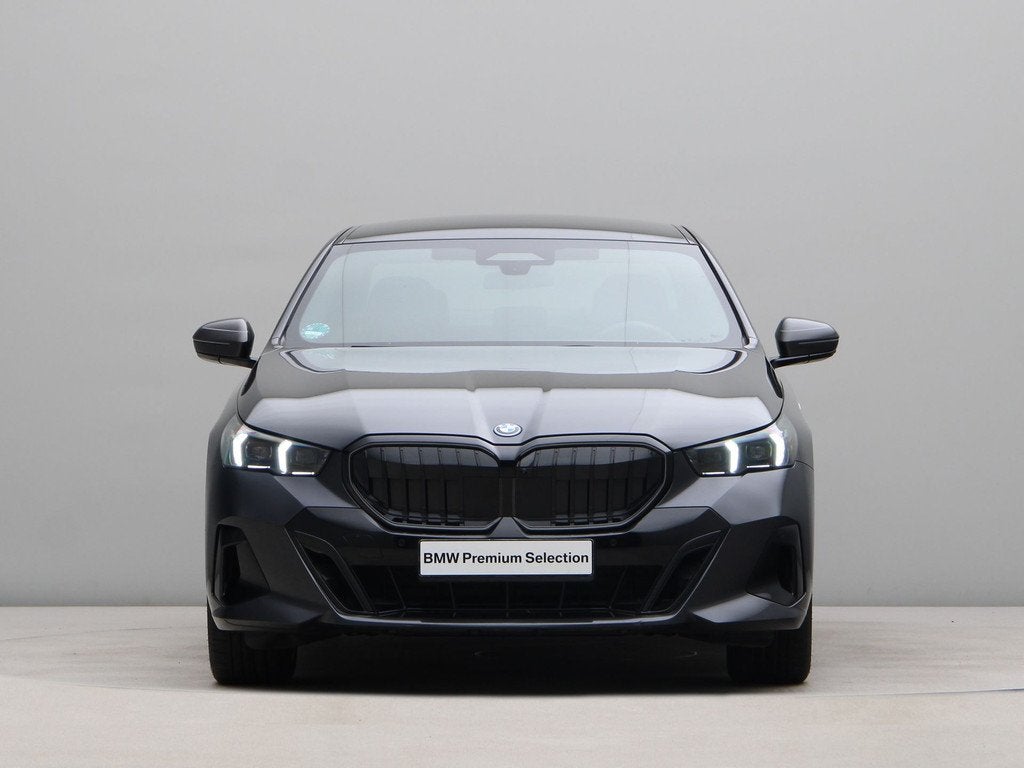 BMW 5 Serie 550e xDrive (bj 2025, automaat), Auto's, BMW, Automaat, Gebruikt, Overige brandstoffen, Leder