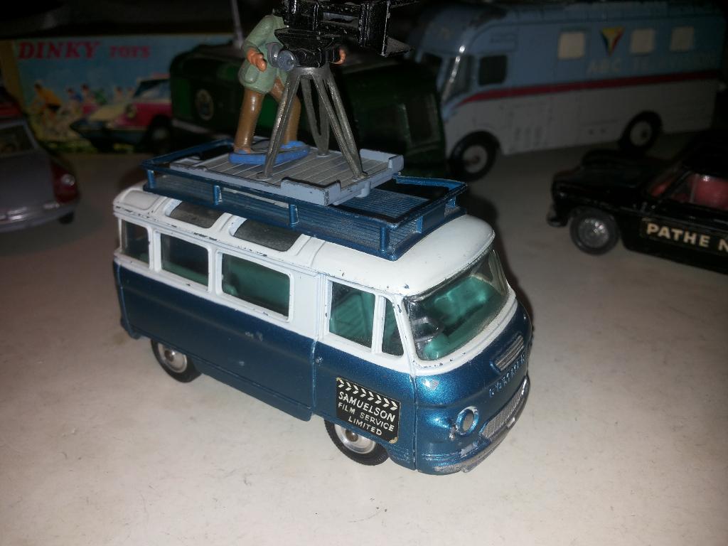 corgi toys Commer Bus 2500 Samuelson Film Service, Hobby en Vrije tijd, Modelauto's | 1:43, Ophalen of Verzenden, Gebruikt, Auto
