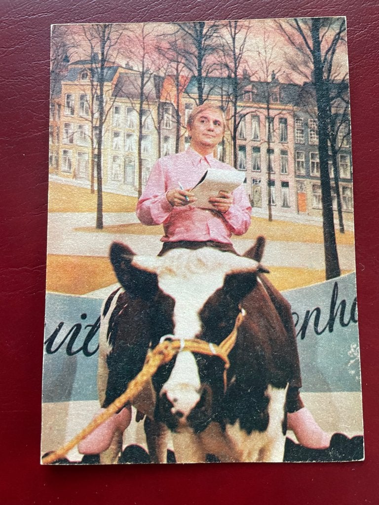ansichtkaart / kaart van Leen Jongewaard op een koe., Verzamelen, Verzenden, 1960 tot 1980, Sterren en Beroemdheden