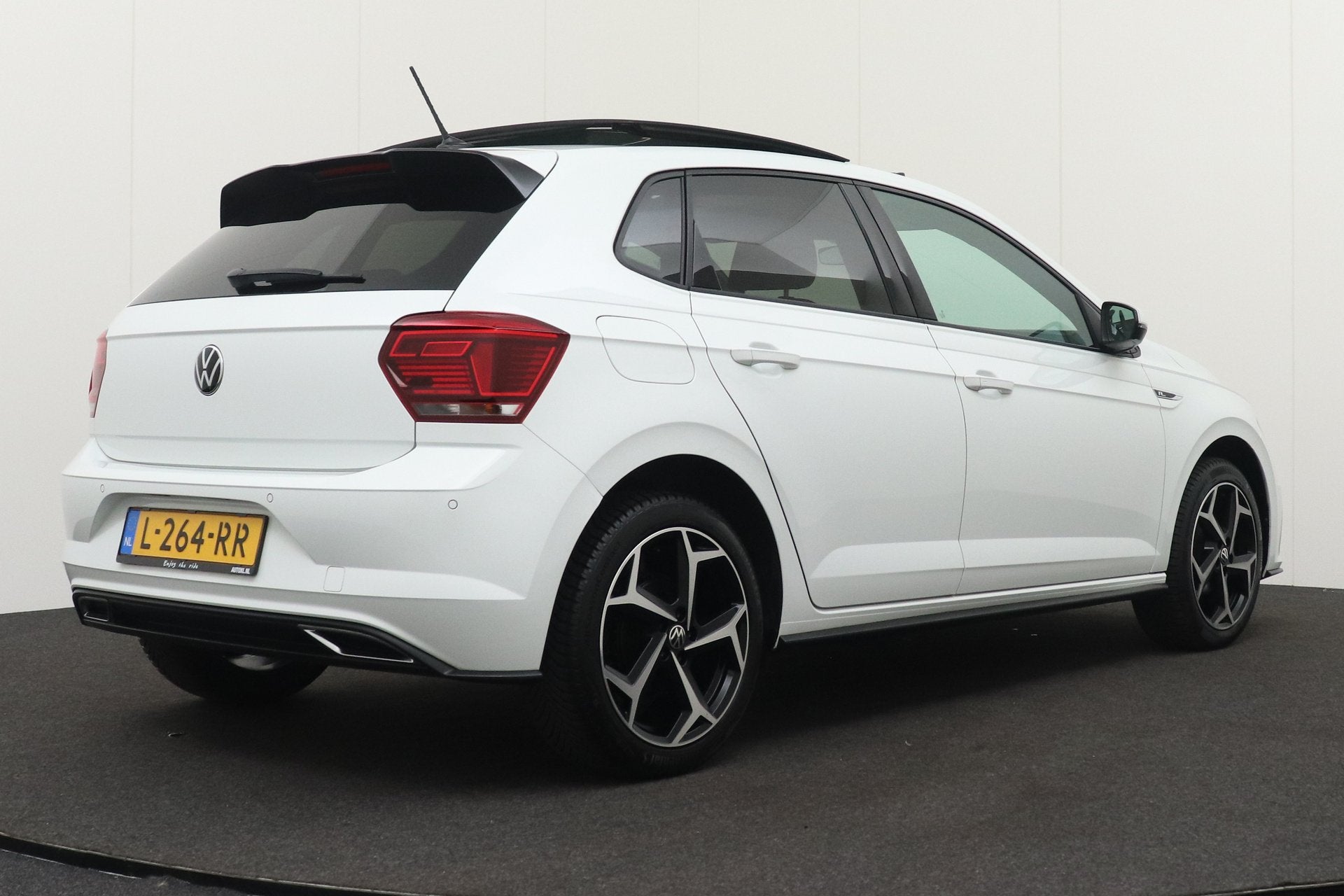 Volkswagen Polo 1.0 TSI 96 PK Aut 3x R-Line Pano-dak Beats-A, Auto's, Dealer onderhouden, 1096 kg, Alcantara, Origineel Nederlands