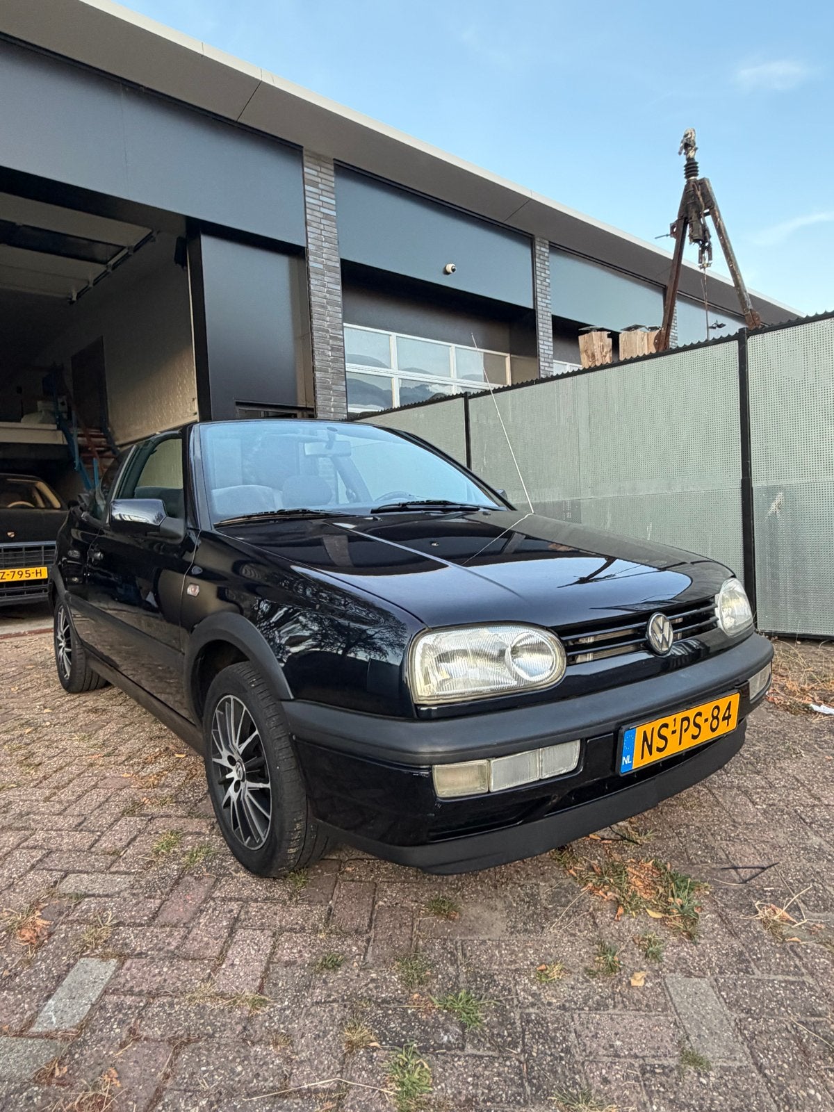 Volkswagen Golf 1.8 Cabriolet AUTOMAAAT APK TOT 18-08-2028!!, Auto's, 4 cilinders, Cabriolet, Blauw, Origineel Nederlands