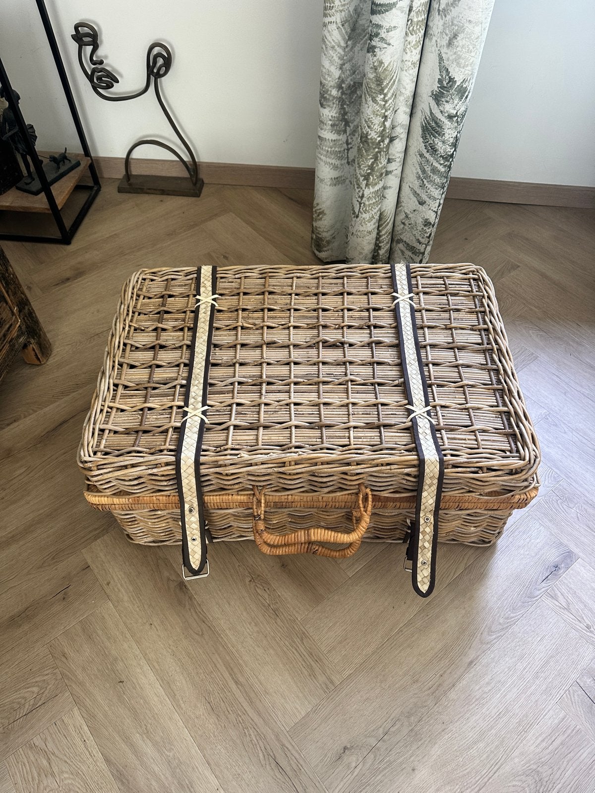 Grote rieten koffer/opbergmand met riemen, Ophalen, Overige materialen, 50 tot 100 cm, Zo goed als nieuw