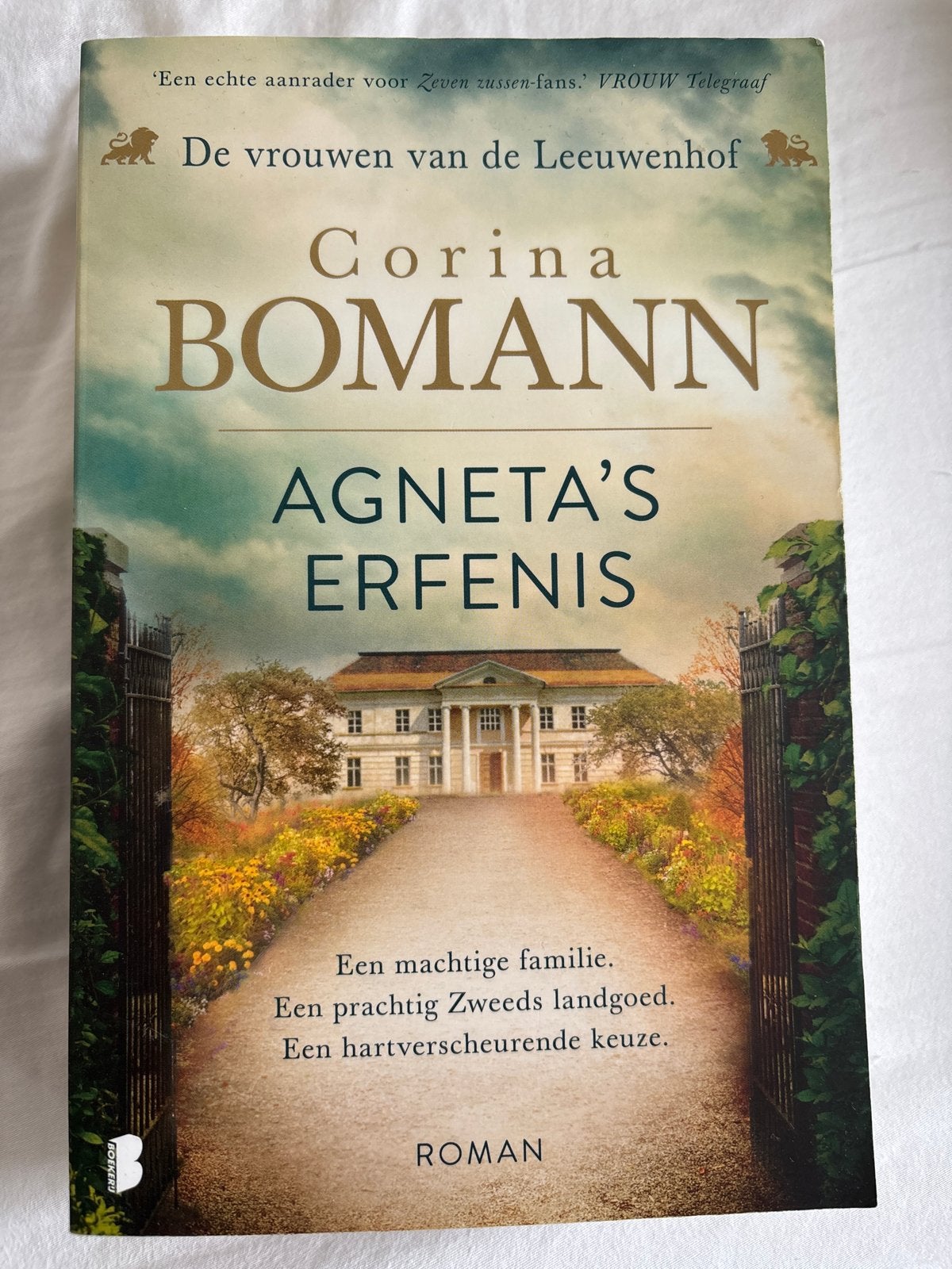 Corina Bomann - Agneta's Erfenis (De Leeuwenhof deel 1), Boeken, Ophalen of Verzenden, Zo goed als nieuw, Nederland