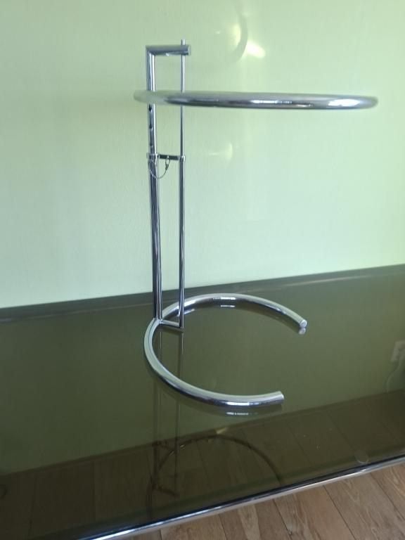 Design bijzettafel van Eileen Gray. Bekend model., Huis en Inrichting, Tafels | Bijzettafels, Metaal of Aluminium, Design, Rond