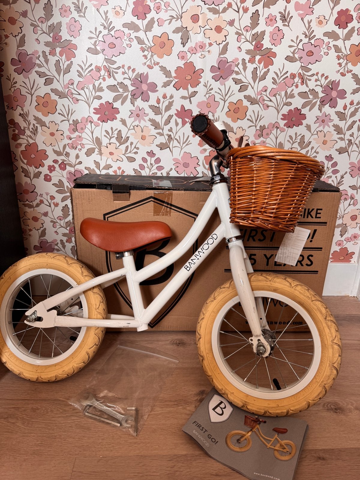 Banwood First Go Loopfiets - Crème met rieten mandje, Fietsen en Brommers, Fietsen | Kinderfietsjes, Zo goed als nieuw, Minder dan 16 inch