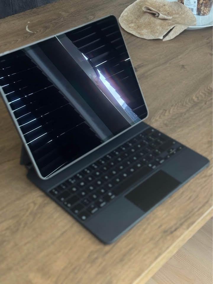 Foto 2 van iPad Pro 12.9” 6th Generation - Like New + Magic Keyboard
